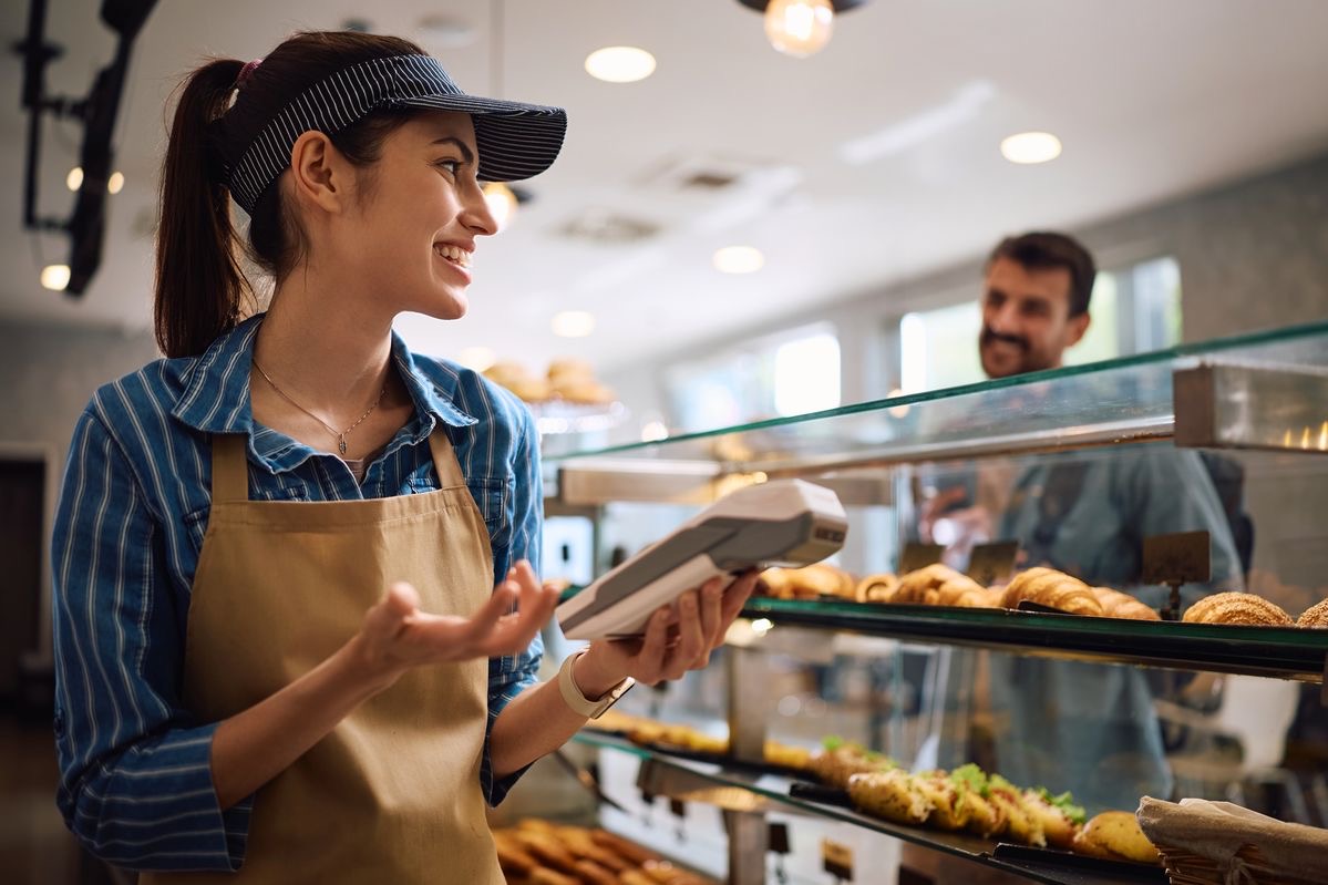 Commerçante avec un client en boutique